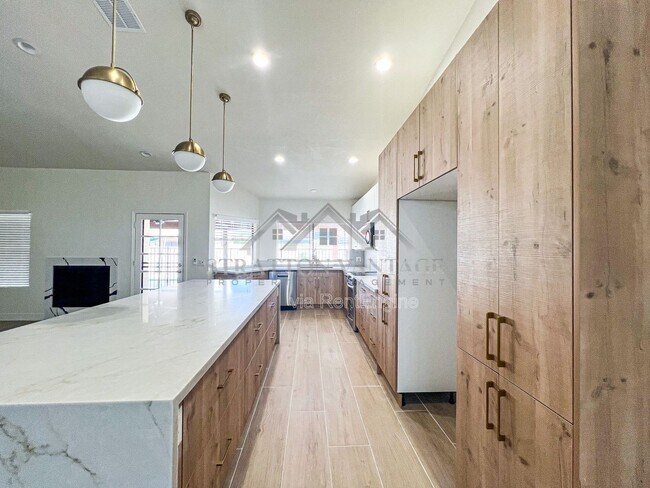 Foto del edificio - 1966 E Belmont Dr