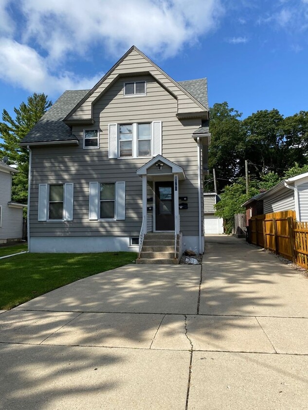 826 Oakley Ave Unit 826 Oakley 2R, Waukegan, IL 60085 Room for Rent