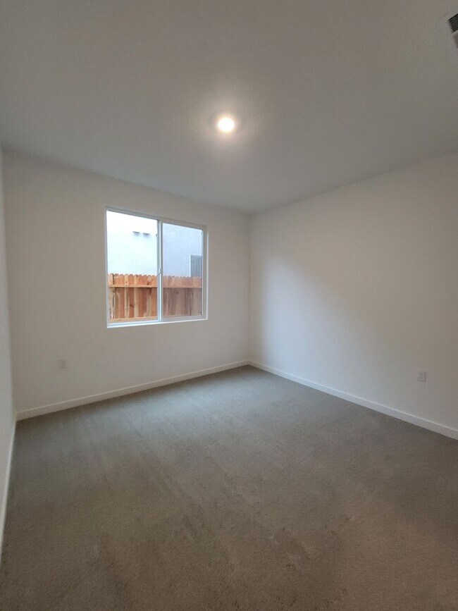 Building Photo - Brand New Home