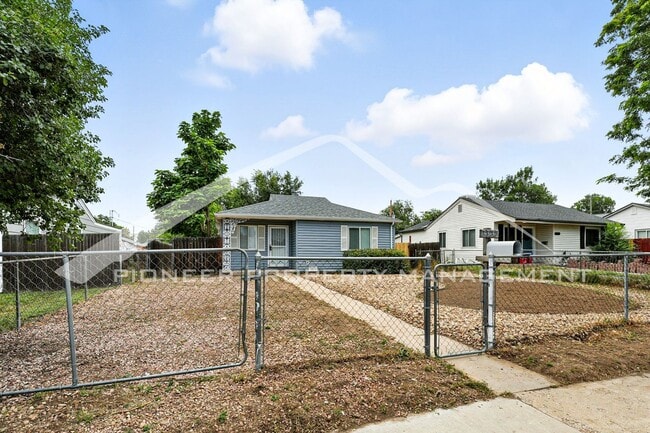 Building Photo - Charming Home with Washer/Dryer and Fenced...