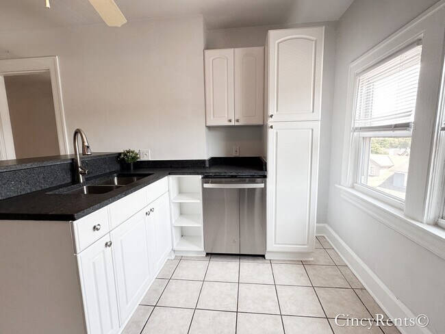 Foto del edificio - 2744 Madison Rd