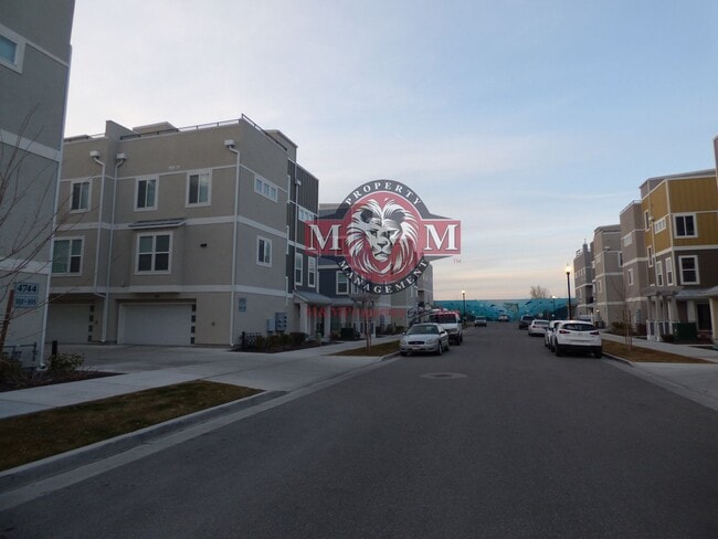 Foto del edificio - Great 3 Bd 2.5 Ba Townhome Rooftop Views