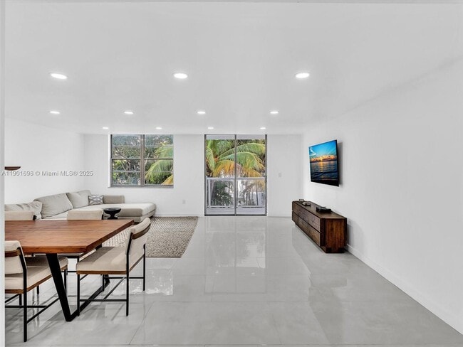 Foto del edificio - 10000 W Bay Harbor Dr