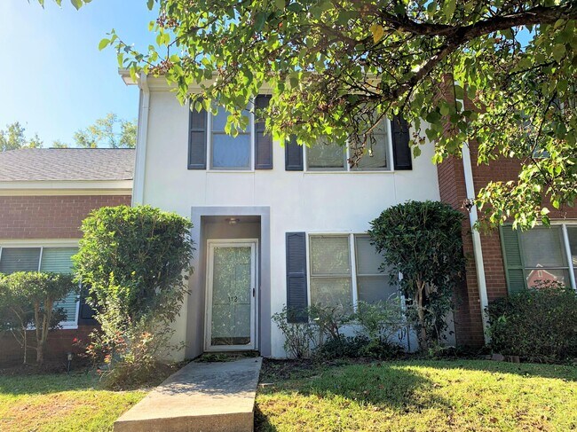 Building Photo - 112 Manor Row