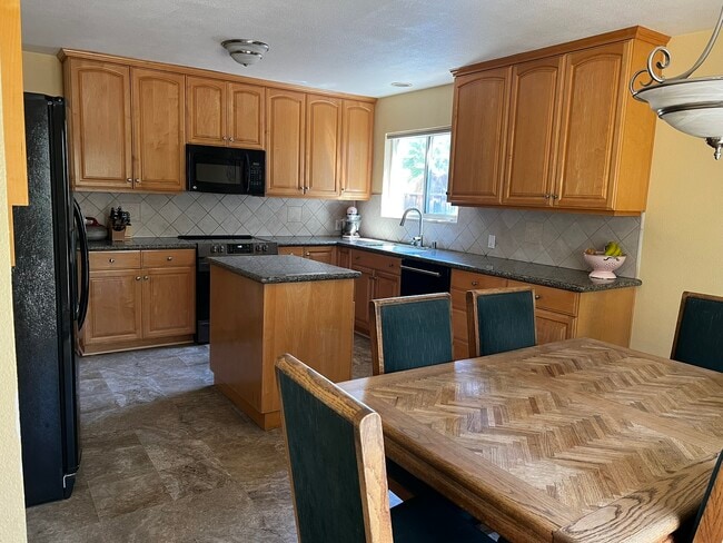 Building Photo - 1650 Glenroy Dr
