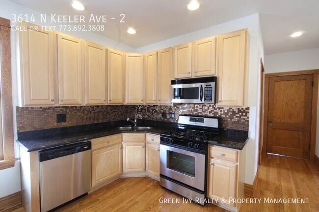 Building Photo - Charming Top Floor Vintage in Irving Park!
