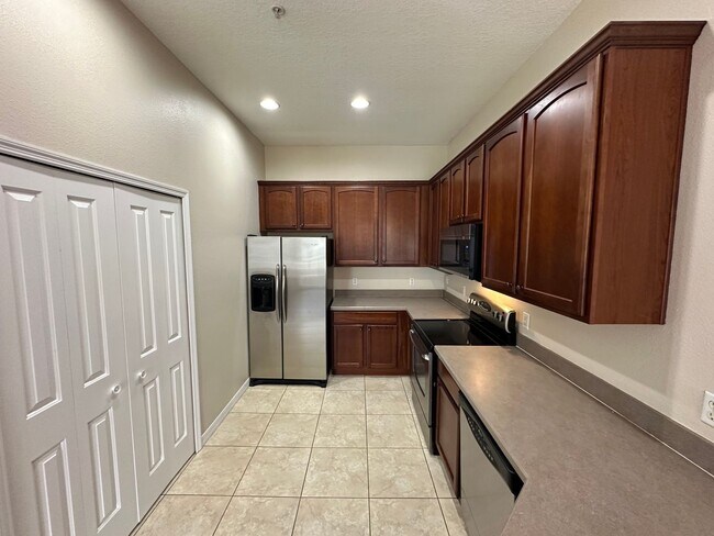 Building Photo - 2 Bedroom, 2 Bath With One Car Garage and ...