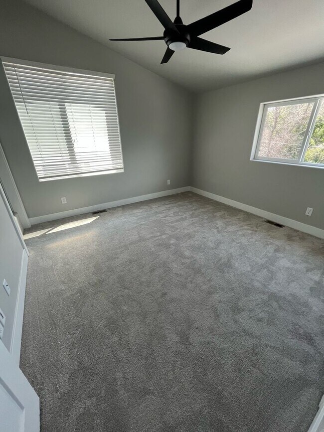 Building Photo - 216 Miller Ln