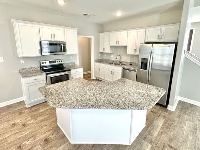 Building Photo - Now Leasing a 4-bedroom 2.5 bath home in B...