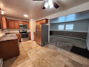 Building Photo - 825 N Park St