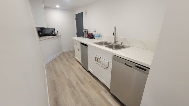 Foto del edificio - 2012 Woodland Dr