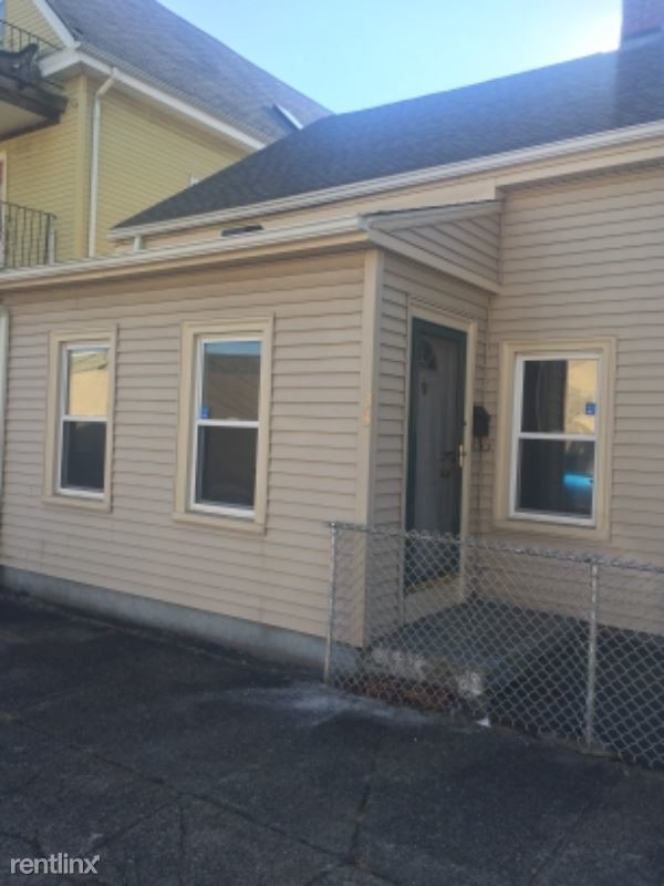 Foto del edificio - 4 br, 1 bath House - 33 Locust St