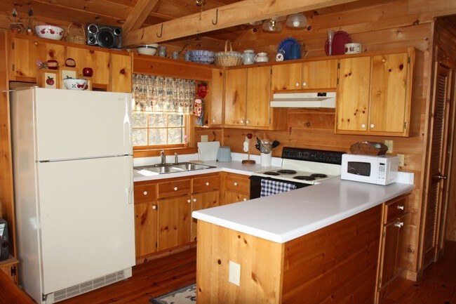 Building Photo - Cute Cabin Tucked in the Woods