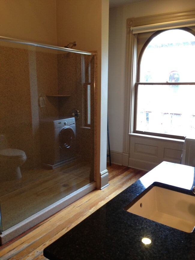 Bath/dressing room - 526 Lockhart St