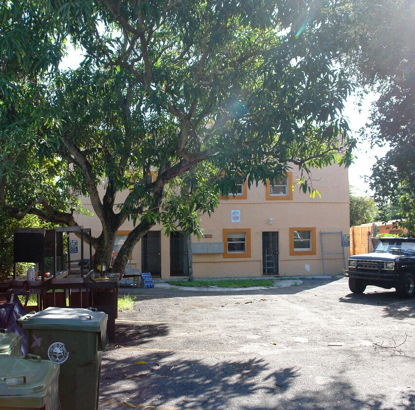 Foto del edificio - 6743 NW 2nd Ct