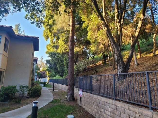 Foto del edificio - 2346 Fountain Crest Ln