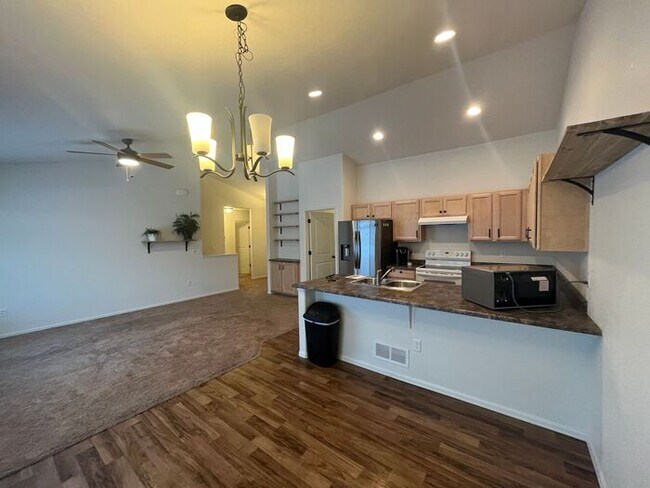 Building Photo - Nice Newer Home