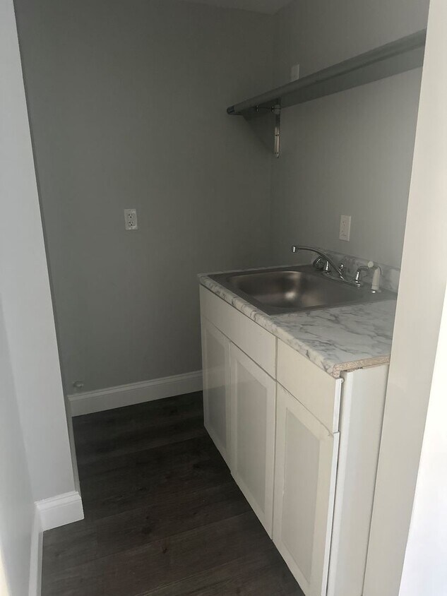 Foto del edificio - "610" on Congress St: New Studio Apt. 1BA $1500.00 Heat & H20 included available 3/15/26!