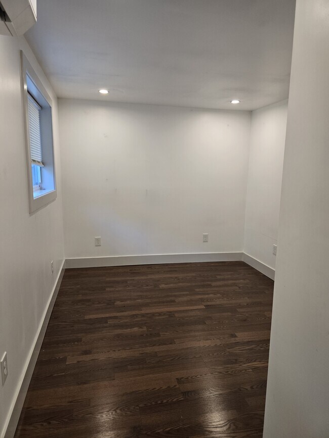 Building Photo - 3936 Mercier St