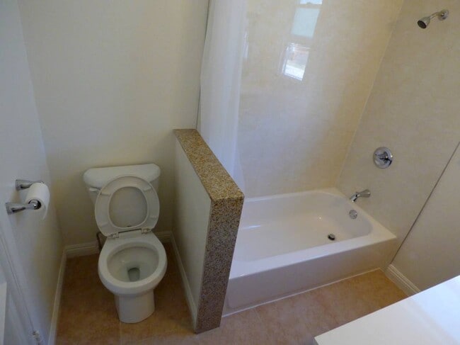 Building Photo - 636 N Heliotrope Dr