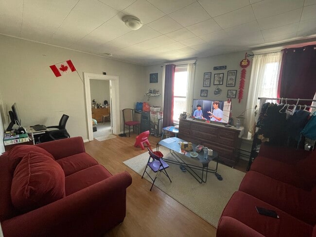 Building Photo - Cozy Central 2 Bedroom Apartment