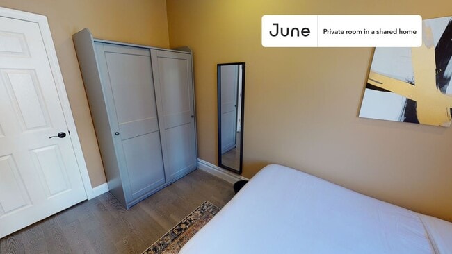 Building Photo - Private bedroom in 3 bed/2 bath Home