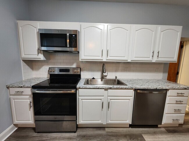 Foto del edificio - Beautiful 3 bedroom 1 bath house - patio -...