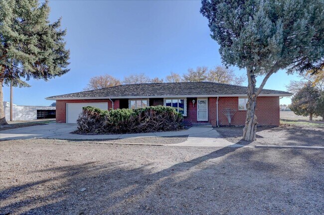 Foto del edificio - 3 Bedroom 3 Bathroom Home on a 1 Acre Lot