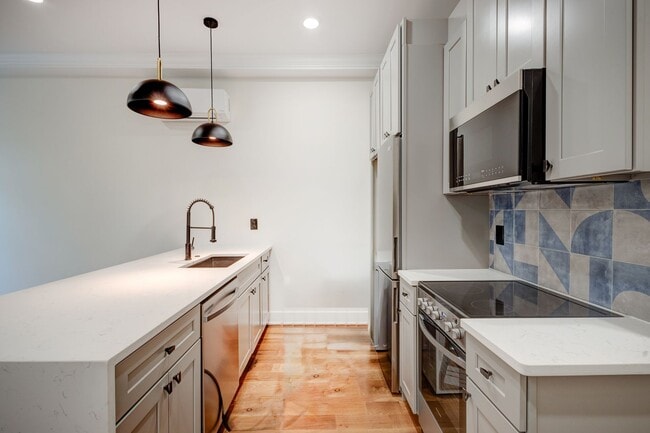 Foto del edificio - Spacious & Stylish Studio Apartment on W Diamond Street