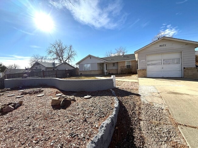 Adorable 3 bed/1.5 bath house with yard - Adorable 3 bed/1.5 bath house with yard