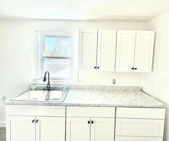 Building Photo - 212 S Chestnut St