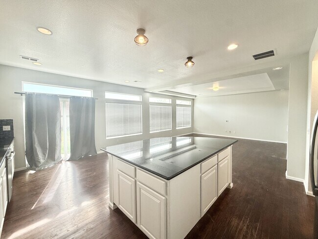 Foto del edificio - 3403 Yellowwood Ln