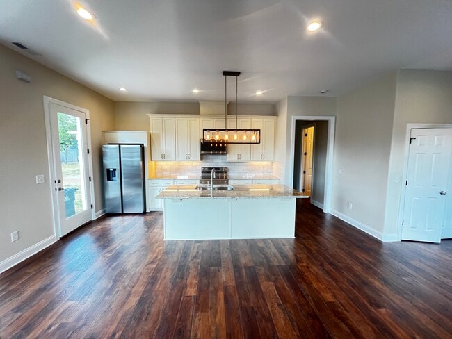 Stand-alone Island - 2101 Grantland Ave