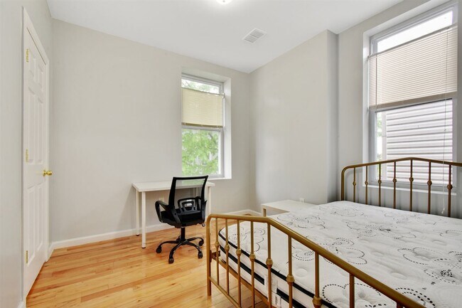 Building Photo - 221 Beacon Ave