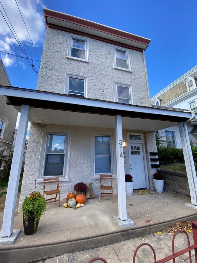 Building Photo - 374 Lyceum Ave