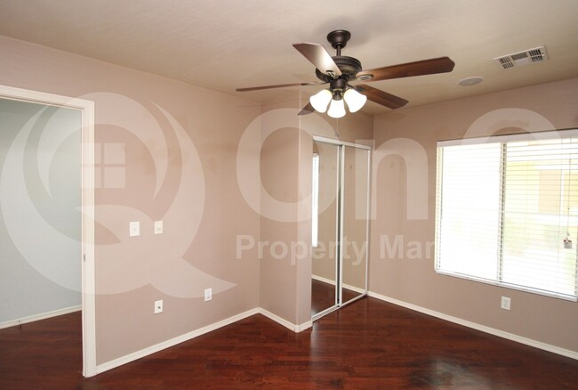 Foto del edificio - 9233 E Neville Ave