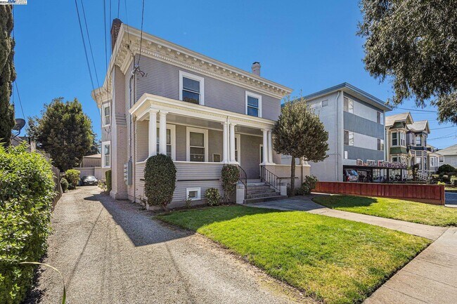 Building Photo - 2212 San Antonio Ave