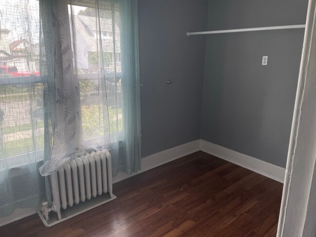 Building Photo - 863 Marentette Av