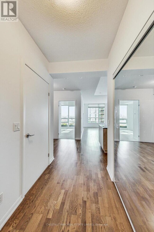 Building Photo - 215 Fort York Blvd