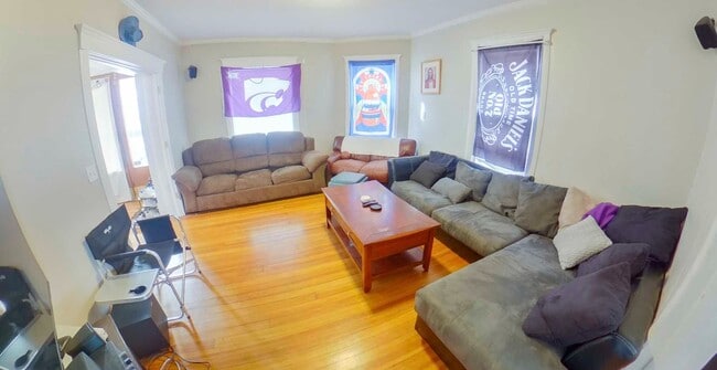 Building Photo - 3D Tour Available - Huge House! Two Kitche...