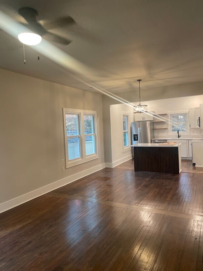 Building Photo - 2 Bedroom 1 Bath Home