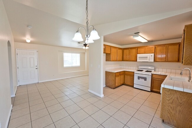 Building Photo - SW-Bakersfield 3 bedrooms 2 baths house