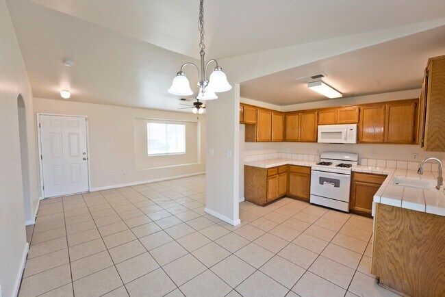 Foto del edificio - SW-Bakersfield 3 bedrooms 2 baths house