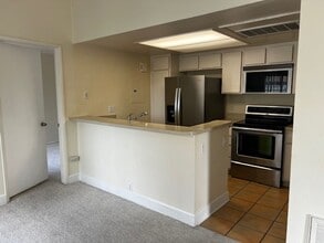 Building Photo - 768 Eastshore Terrace