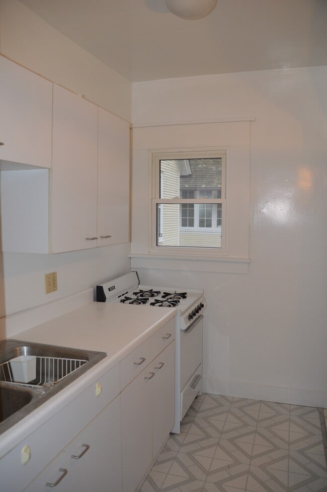 kitchen with new stove and fridge - 558 Madison Ave SE