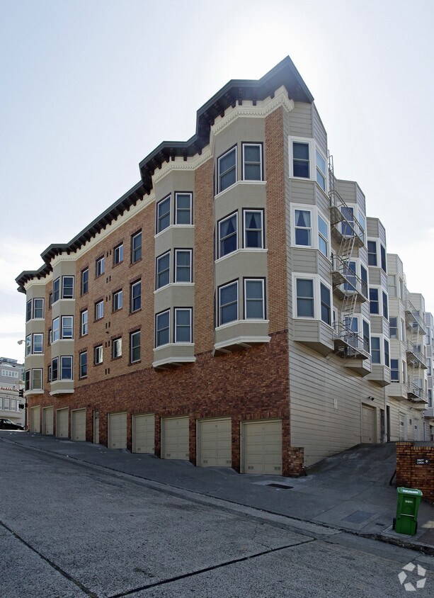 Building Photo - 900 Bay St