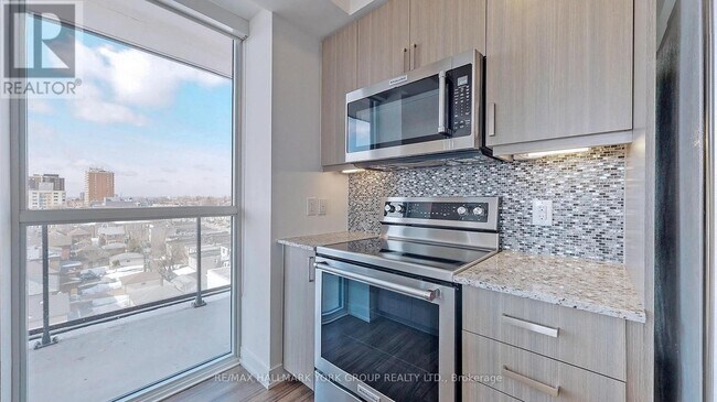 Photo du bâtiment - 1603 Eglinton Ave W