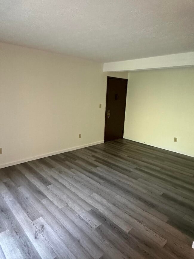 Building Photo - 451 Westwood Dr