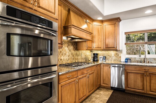 Building Photo - Luxurious Oceanview Getaway w/Private Pool & Spa and Serene Lanai - Piko Nani