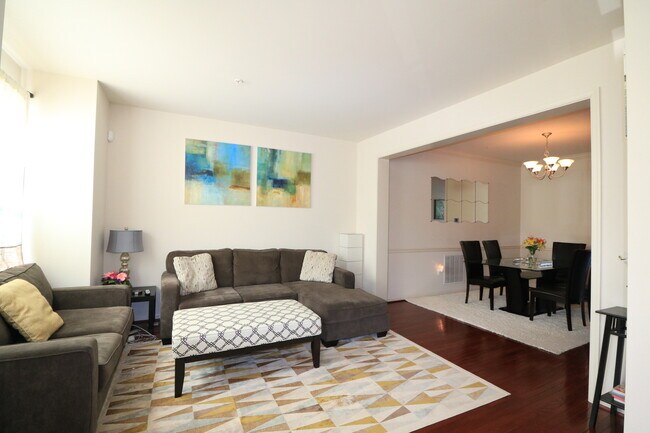 Building Photo - Beautiful Garage Townhouse in Poplar Run -...